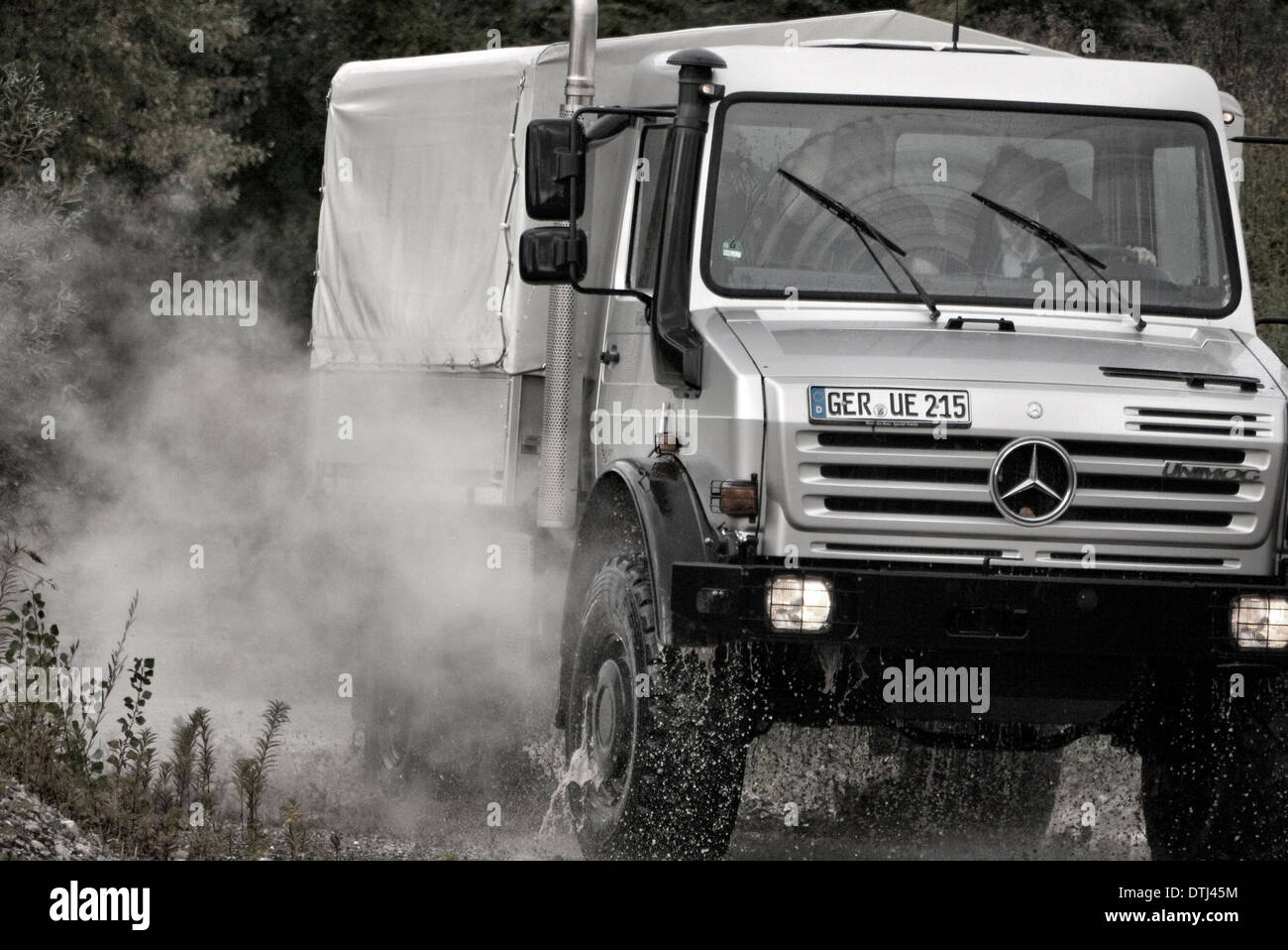 Mercedes-Benz Unimog sulla pista di prova presso la fabbrica in Germania vale la pena Foto Stock