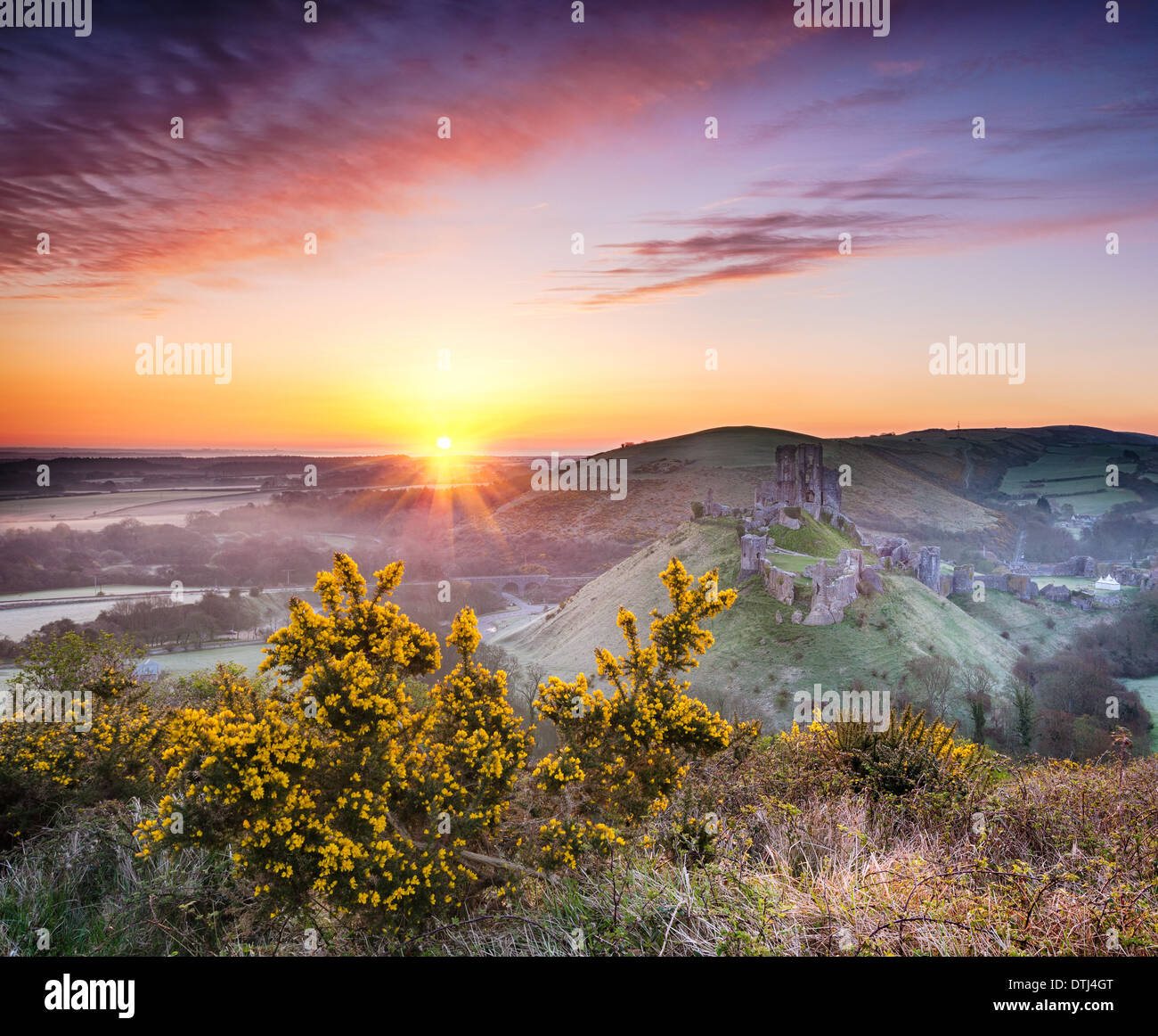 Un gelido aprile sunrise guarda le rovine di Corfe Castle sull'Isola di Purbeck nel Dorset Foto Stock