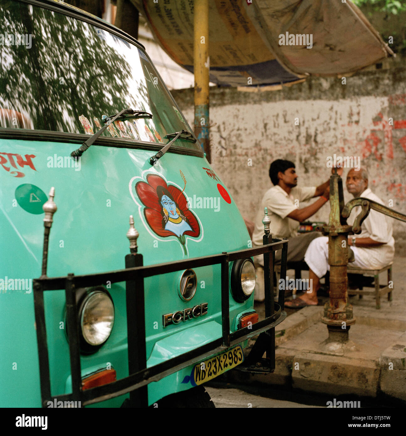 La vita di strada in Kolkata Calcutta nel Bengala Occidentale in India in Asia del Sud. Taglio di capelli auto urbana della città di viaggio indiano Foto Stock