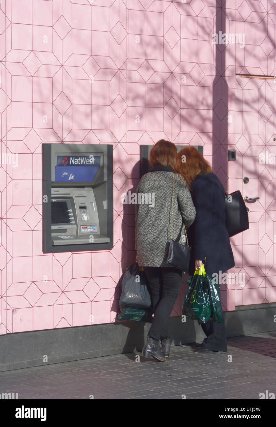 Prelievo di denaro da Natwest bancomat. Foto Stock