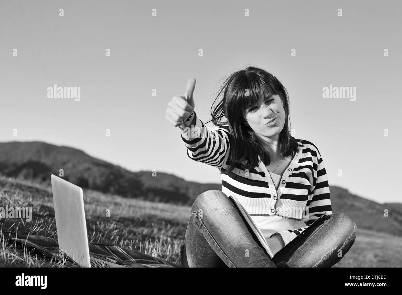 Young Teen girl lavoro sul laptop per esterno Foto Stock