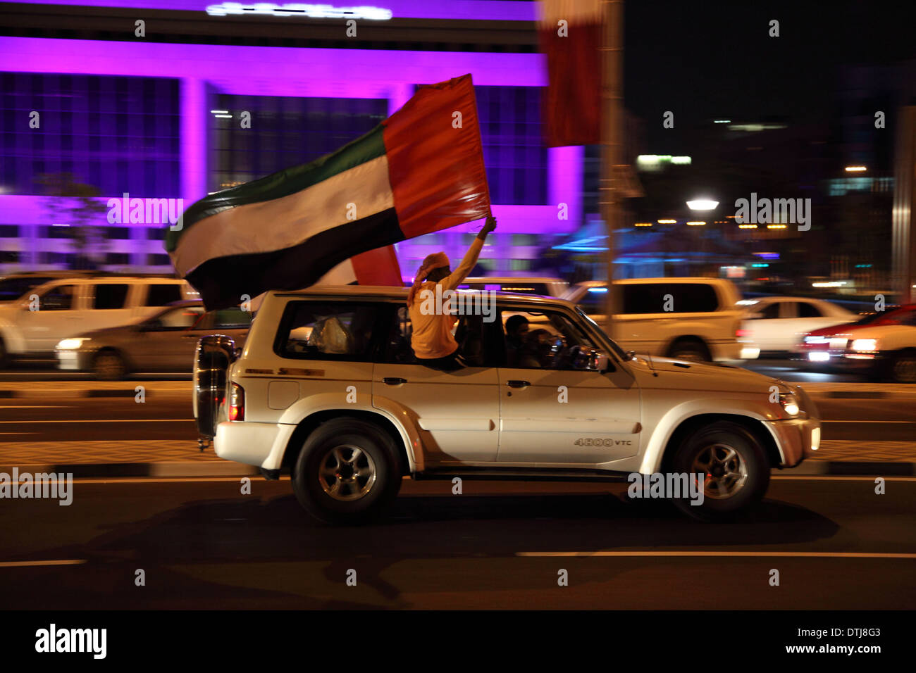 Qatar nazionale il giorno di festa con una bandiera degli Emirati arabi sulla strada Corniche di Doha. Il Qatar, Medio Oriente Foto Stock