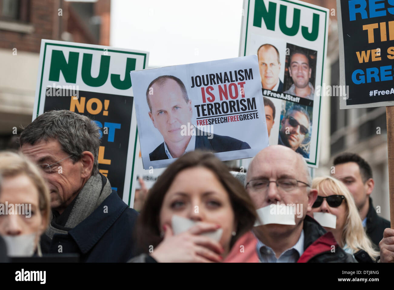 South Street, Londra, Regno Unito. Il 19 febbraio 2014. Organizzato dalla Unione Nazionale dei Giornalisti, un segno di protesta si è tenuto presso l'ambasciata egiziana a Londra come un gesto di solidarietà per i giornalisti che sono stati detenuti feriti o uccisi in Egitto. Credito: Lee Thomas/Alamy Live News Foto Stock