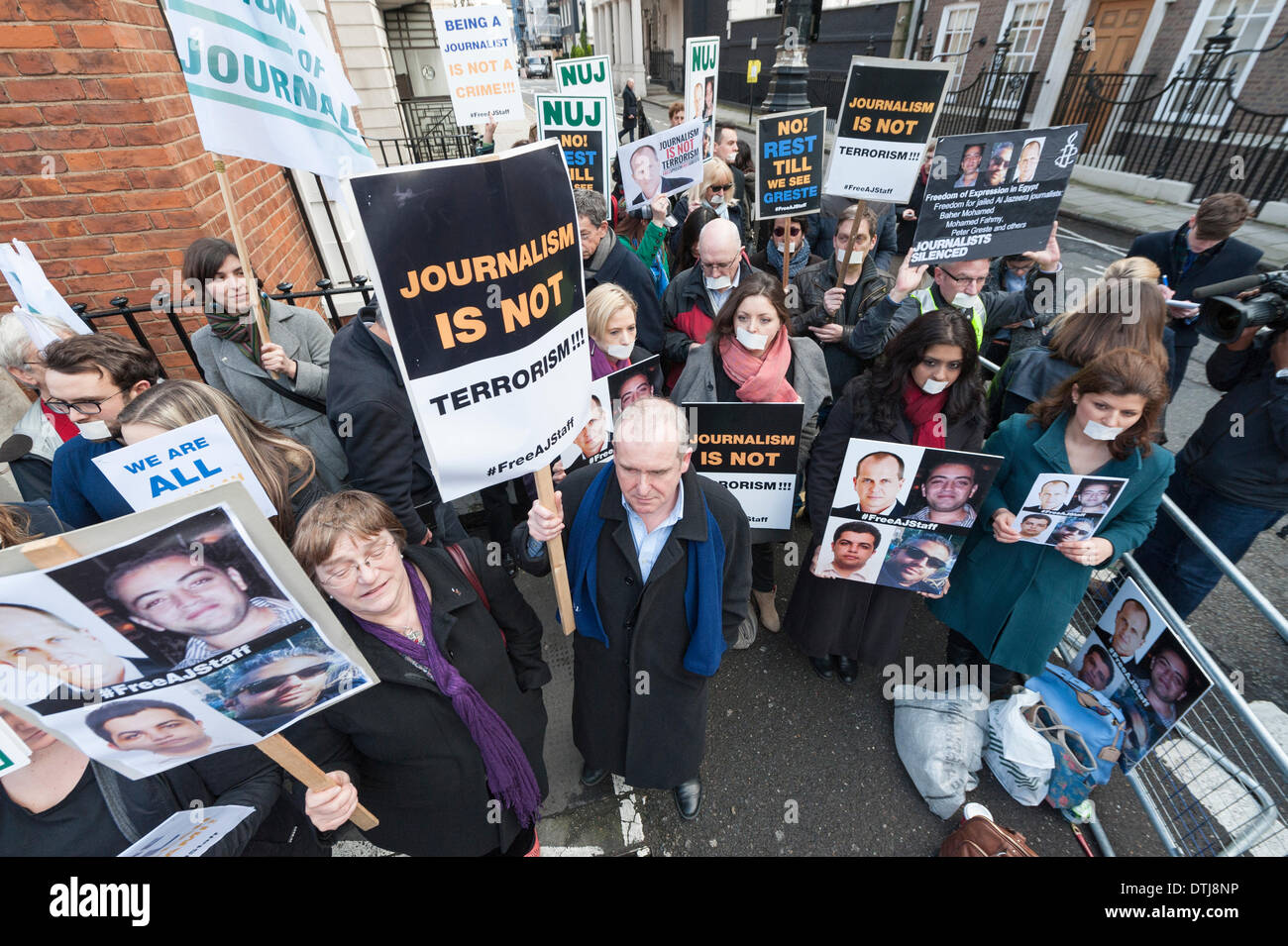 South Street, Londra, Regno Unito. Il 19 febbraio 2014. Organizzato dalla Unione Nazionale dei Giornalisti, un segno di protesta si è tenuto presso l'ambasciata egiziana a Londra come un gesto di solidarietà per i giornalisti che sono stati detenuti feriti o uccisi in Egitto. Credito: Lee Thomas/Alamy Live News Foto Stock