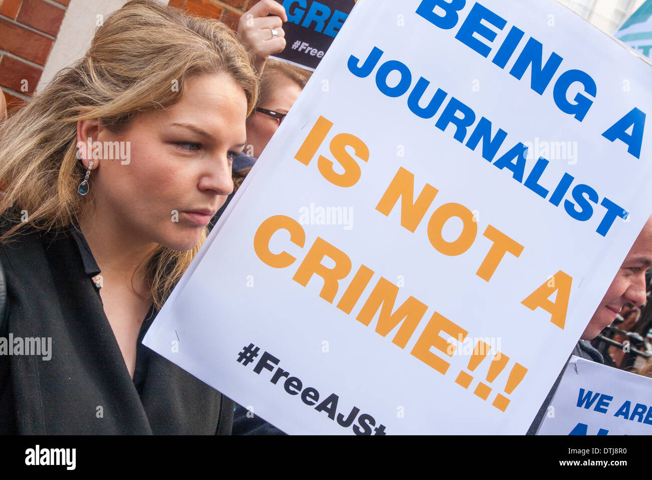 Londra, 19 febbraio 2014. I giornalisti dalla Unione Nazionale dei Giornalisti dimostrare all'ambasciata egiziana contro la detenzione in corso dei giornalisti Credito: Paolo Davey/Alamy Live News Foto Stock