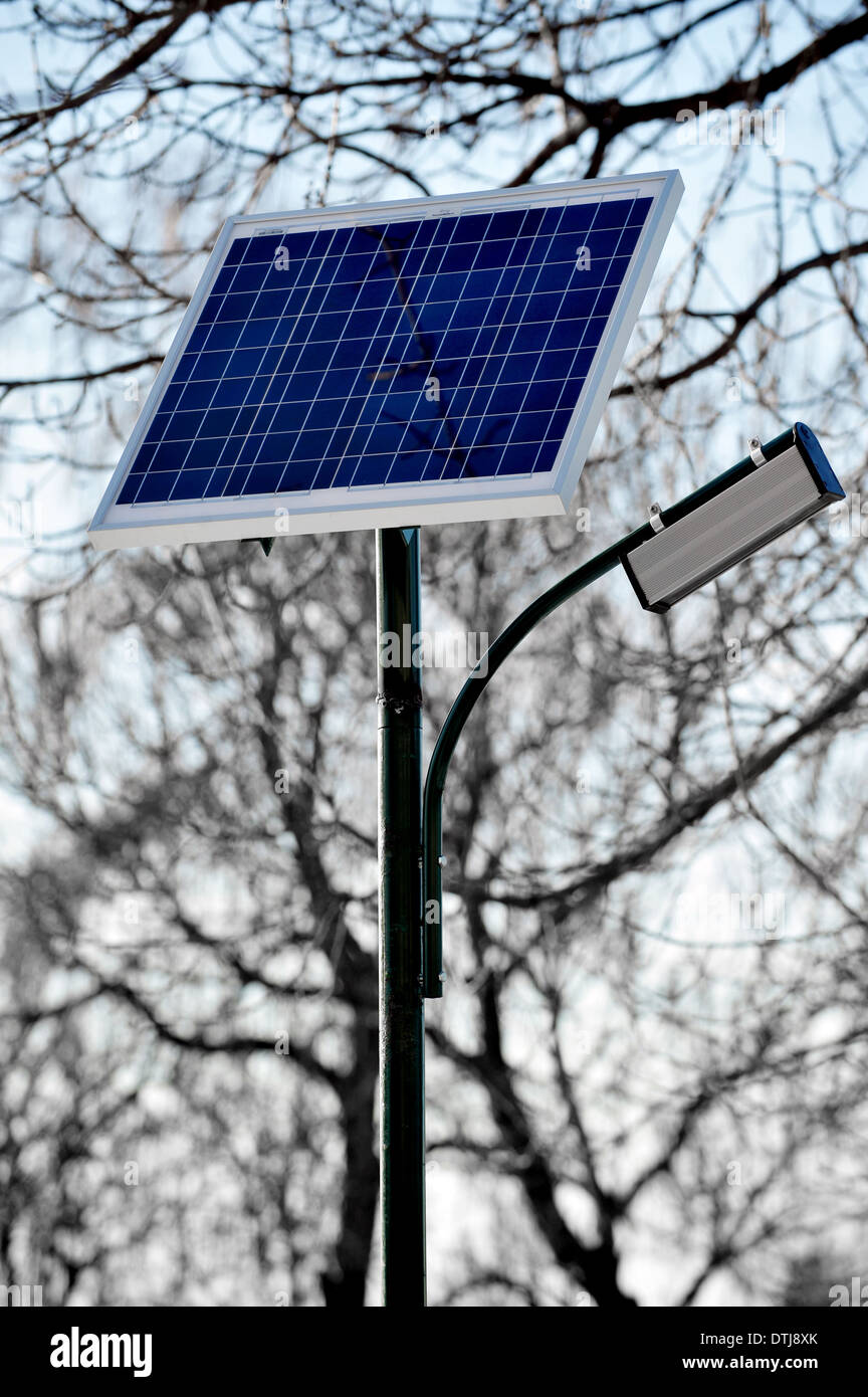 Parco pubblico di palo di illuminazione con pannello fotovoltaico Foto Stock