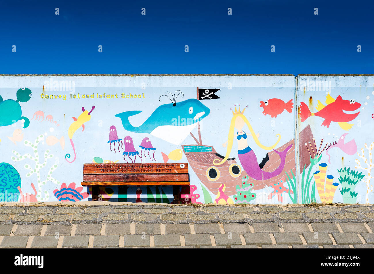 Canvey Island - un coloratissimo murale dipinto sulla parete del mare a Canvey Island in Essex. Il murale è dipinta da Canvey Island neonati scuola. Foto Stock