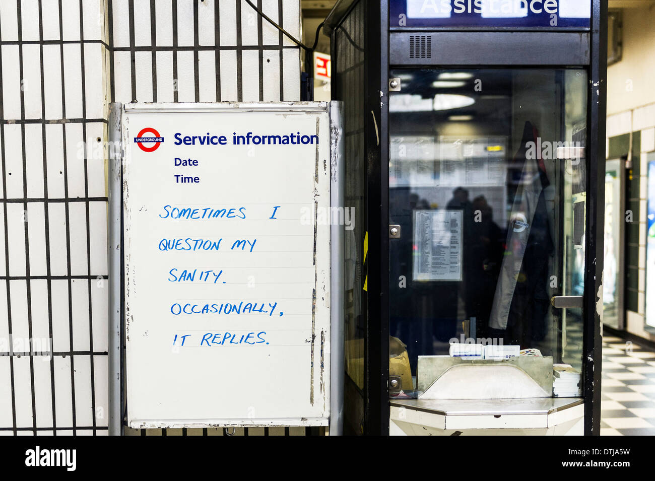 Un metro di Londra bacheca con un divertente messaggio. Foto Stock