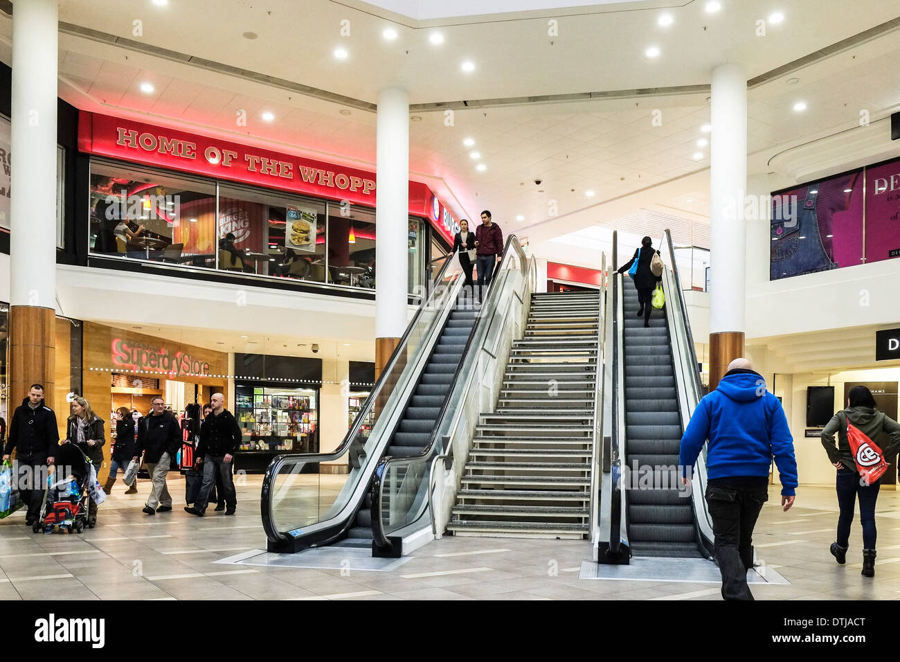 Scale mobili nel centro commerciale di Eastgate a Basildon. Foto Stock