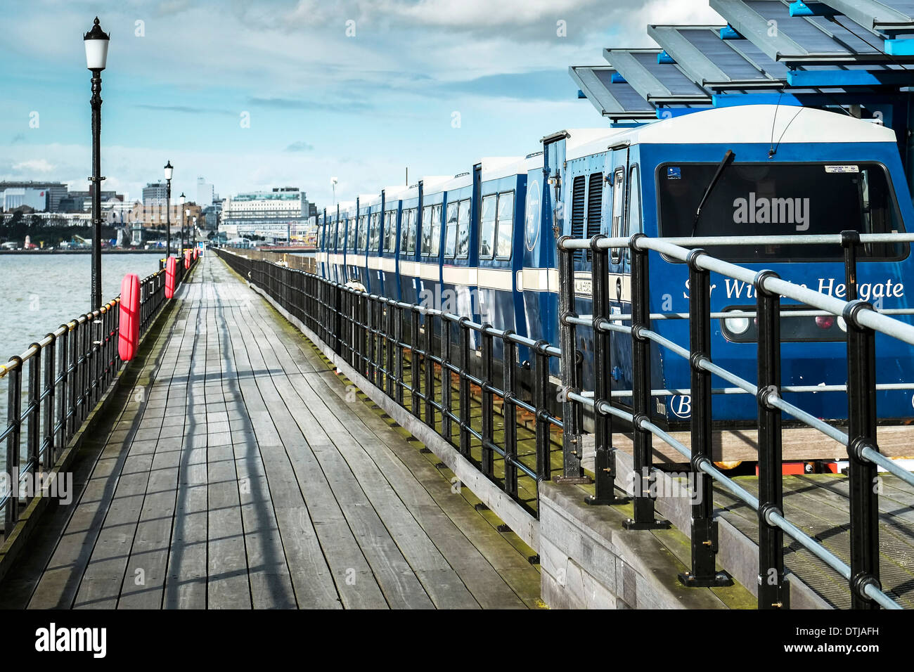 Uno dei treni elettrici presso il molo centrale di testa sul molo di Southend. Foto Stock