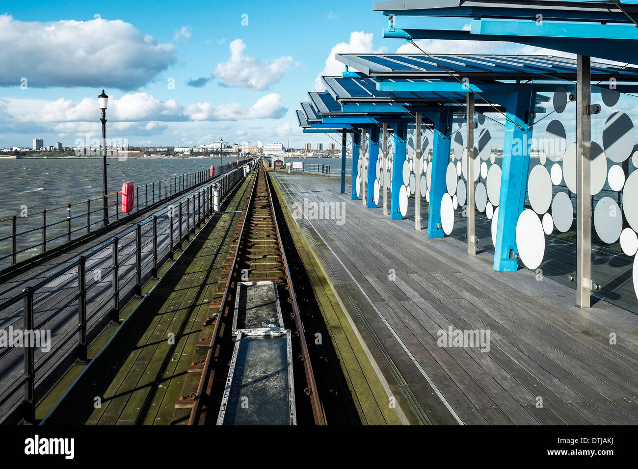 I binari ferroviari che corre lungo il molo di Southend. Foto Stock