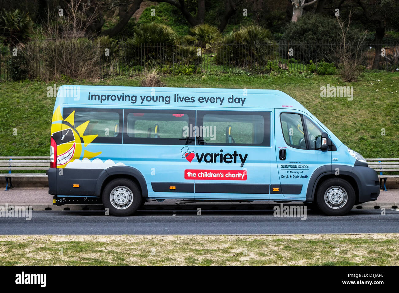 Un servizio di mini bus fornito dalla carità per bambini varietà Foto stock  - Alamy