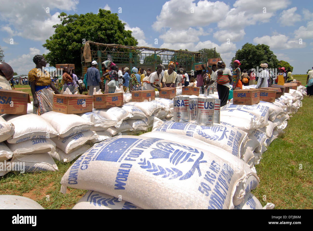 Uganda Kitgum , Programma alimentare mondiale della distribuzione di UE sacchi di mais e USAID olio vegetale lattine per IDP profughi della guerra civile tra l LRA e l esercito ugandese Foto Stock