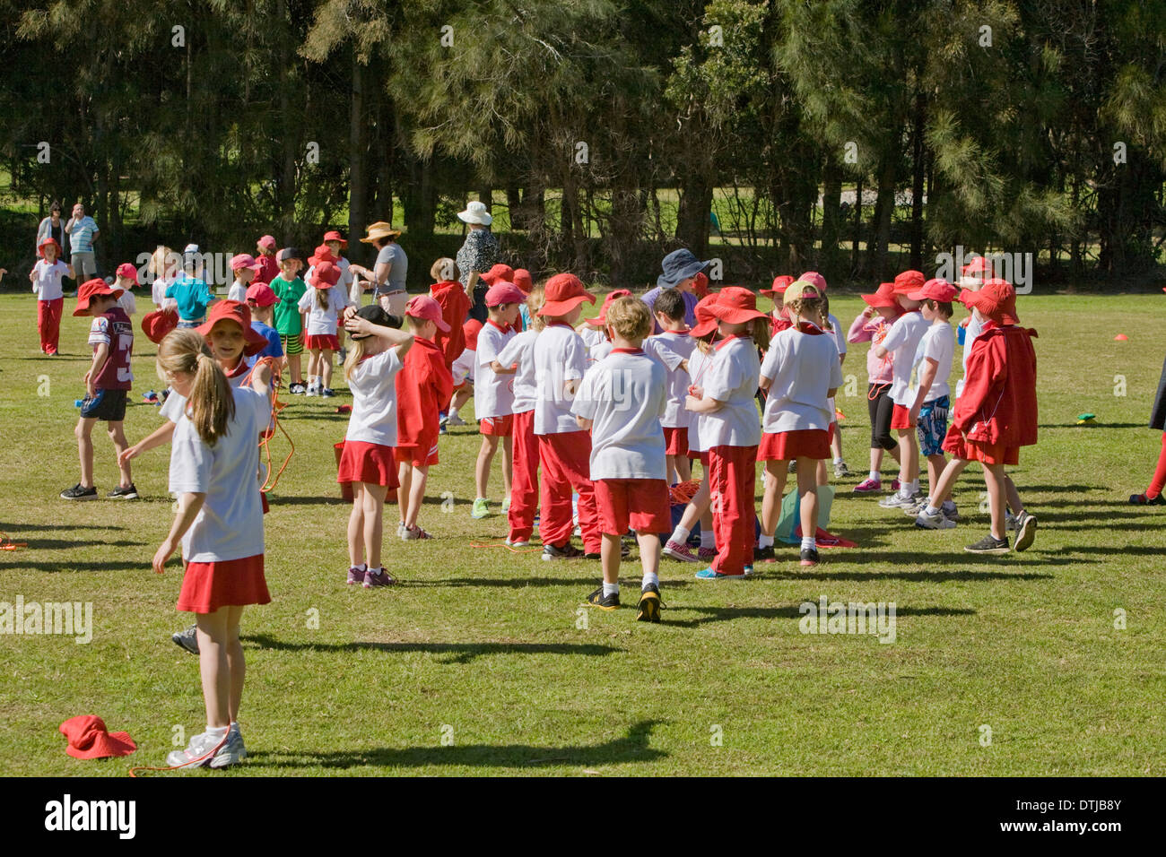 I bambini delle scuole elementari australiane che partecipano al giorno delle attività sportive scolastiche, Sydney, NSW, Australia Foto Stock