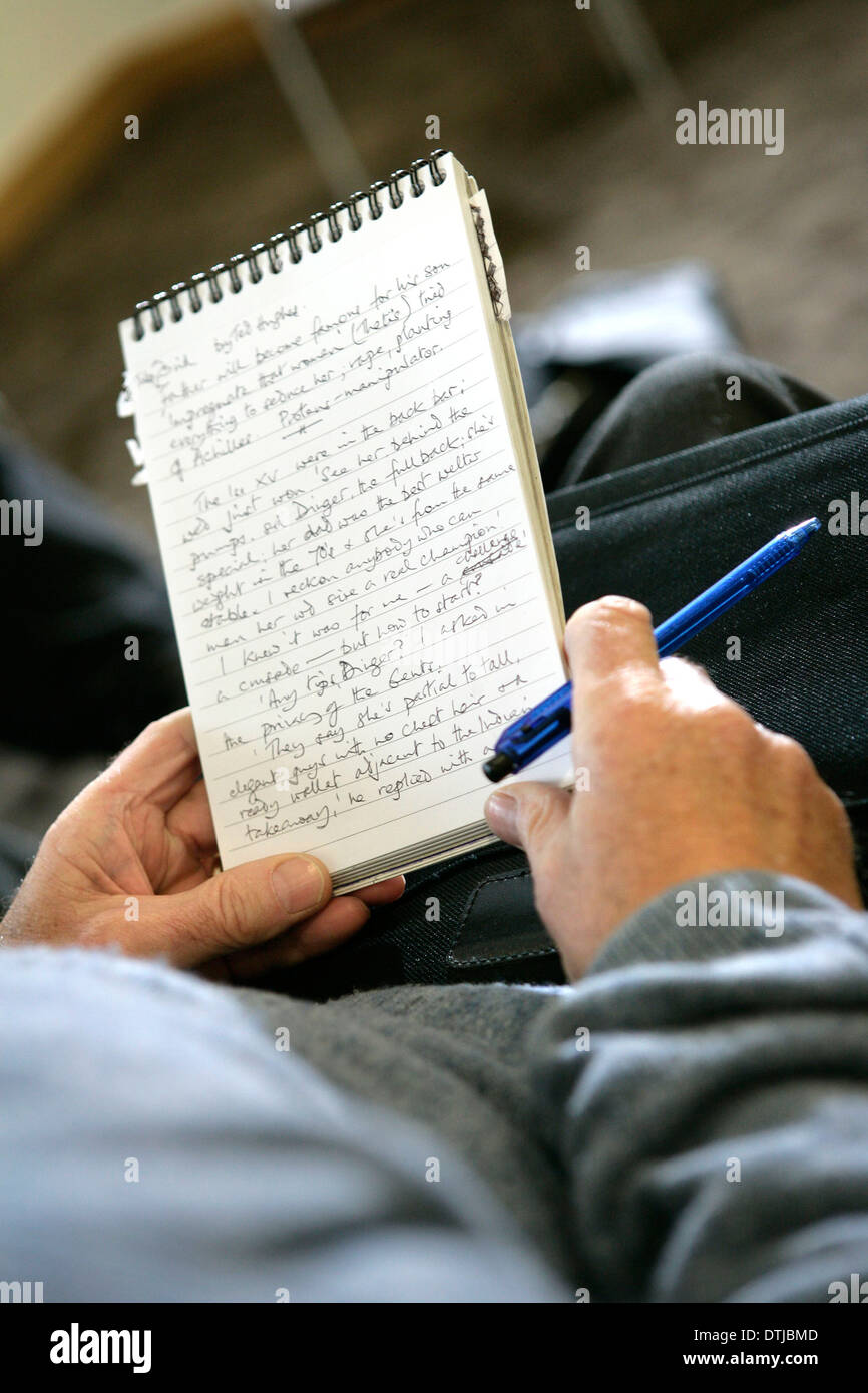 L'uomo la scrittura su un blocco note Foto Stock