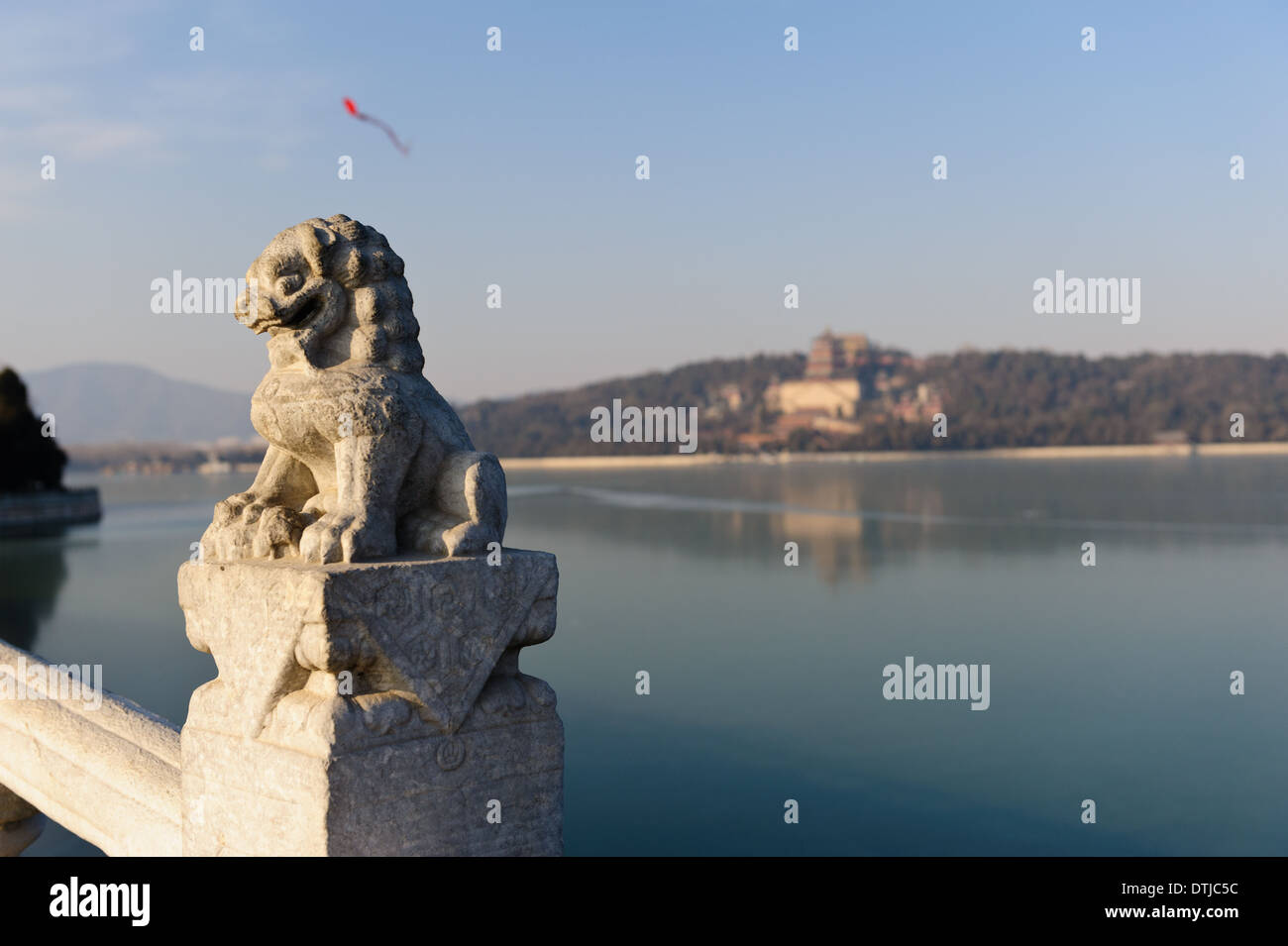 Palazzo d'estate a Pechino. Cina. Ornamento di Lion su diciassette il ponte di arco. Foto Stock