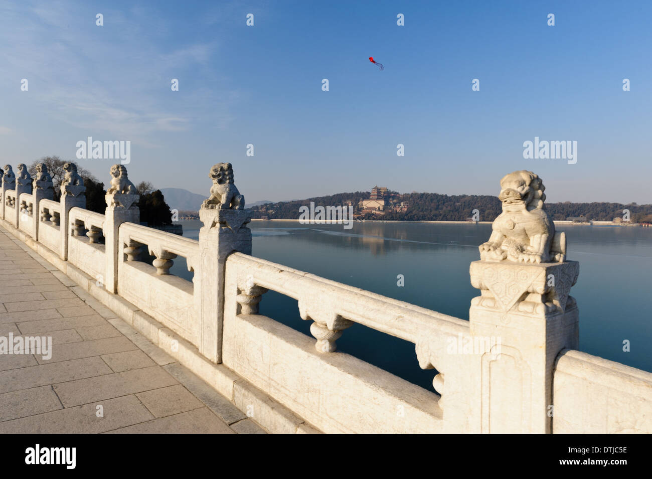 Palazzo d'estate a Pechino. Cina. Vista da diciassette il ponte di Arco Foto Stock