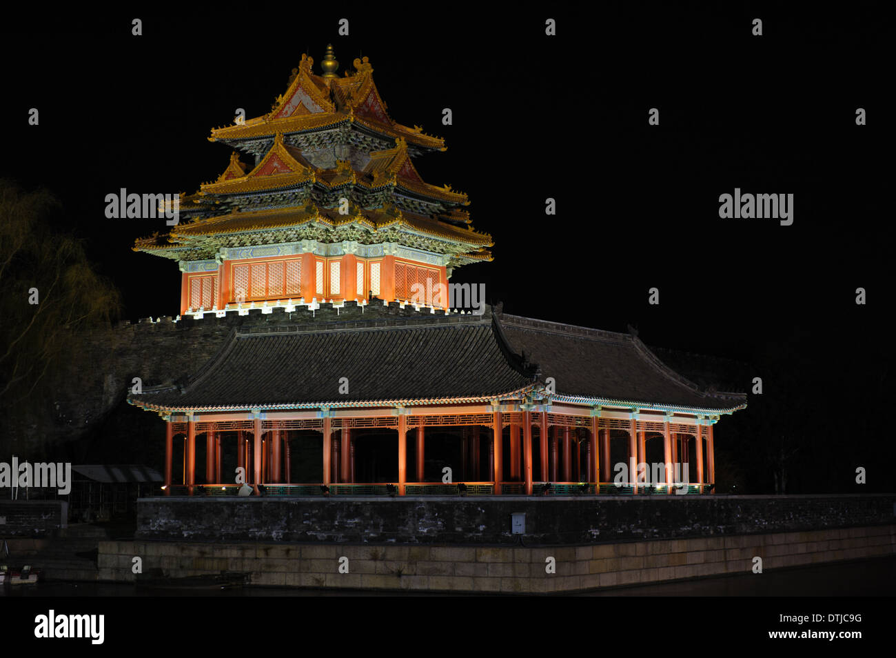 Angolo della Torre della Città Proibita di notte. Pechino, Cina. Foto Stock