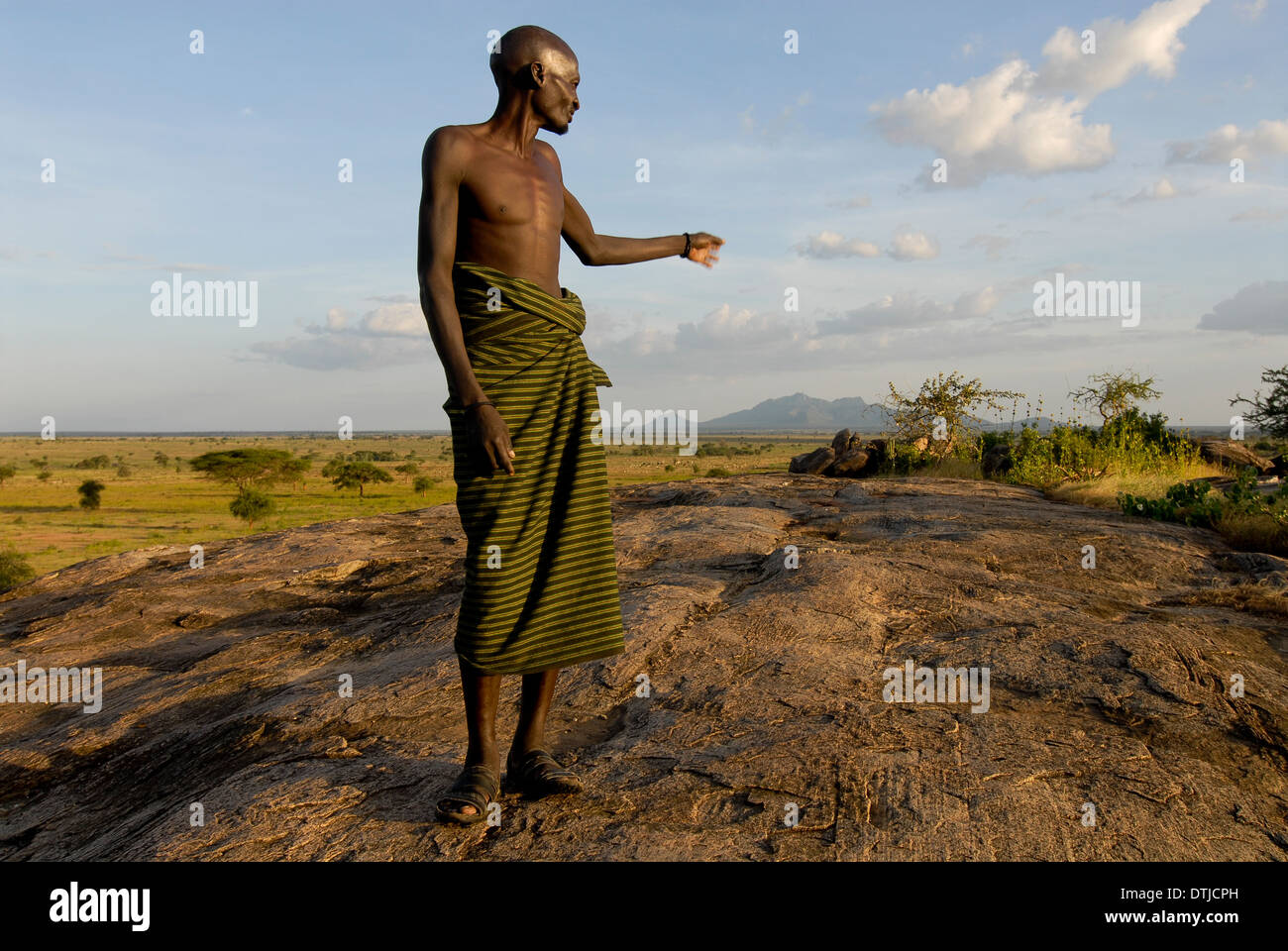 Uganda Karamoja Kotido, popolo Karimojong, tribù pastorale, guerriero nella parte anteriore della gamma della montagna Foto Stock