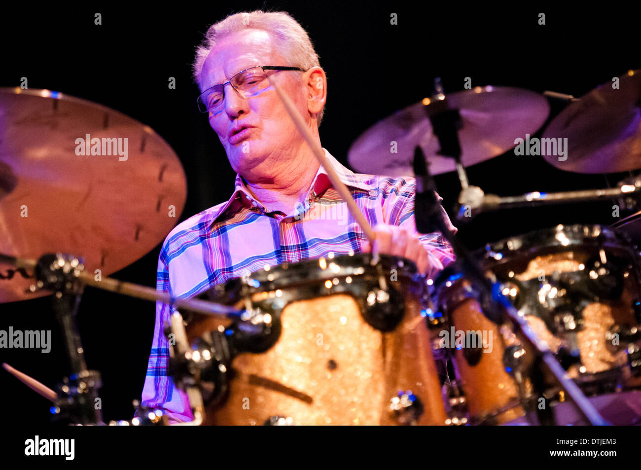Il leggendario British jazz e rock batterista Ginger Baker performance dal vivo come parte di Ginger Baker & Jonas Hellborg Group in Maribor Foto Stock