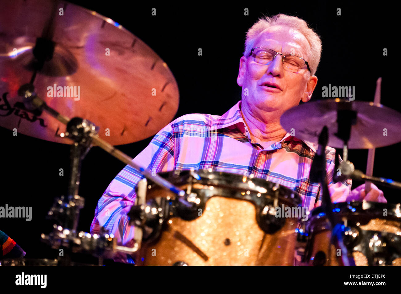 Il leggendario British jazz e rock batterista Ginger Baker performance dal vivo come parte di Ginger Baker & Jonas Hellborg Group in Maribor Foto Stock