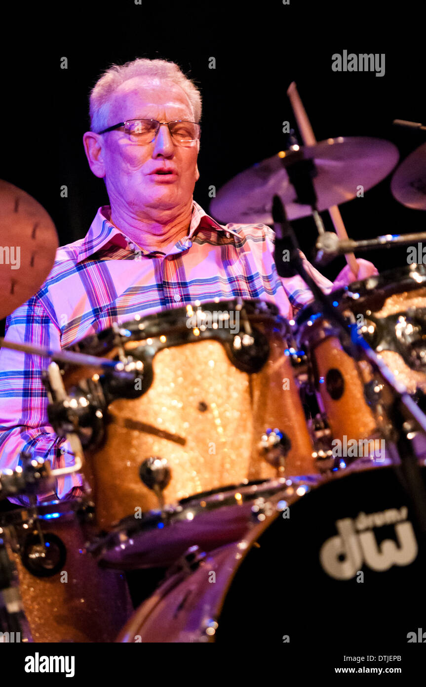 Il leggendario British jazz e rock batterista Ginger Baker performance dal vivo come parte di Ginger Baker & Jonas Hellborg Group in Maribor Foto Stock