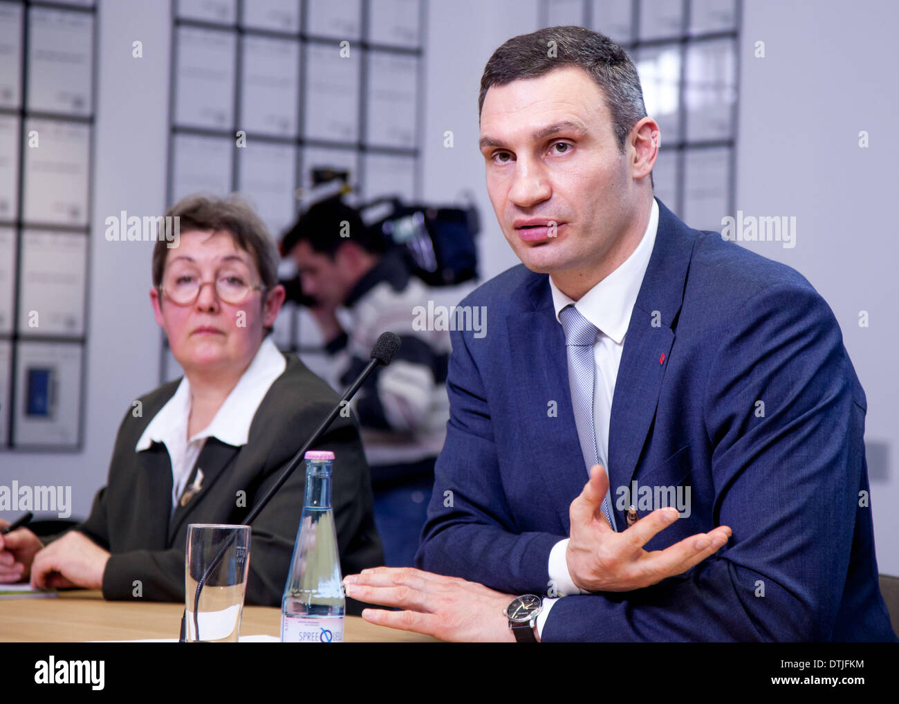 Berlino, Germania. 17 feb 2014. Berlino, Germania. Febbraio 17th, 2014. Conferenza stampa con il vice presidente della CDU / CSU gruppo parlamentare, Andreas Schockenhoff, nonché l'Ucraina i leader dell opposizione Vitali Klitschko e Arseni Jazenjuk nella frazione office della CDU / CSU del Parlamento tedesco a Berlino. Il tema della conferenza stampa è stata '??i rapporti con l'Ucraina'?ÃƒÂ¹. / Immagine: Vitali Klitschko. © Reynaldo Paganelli/NurPhoto/ZUMAPRESS.com/Alamy Live News Foto Stock