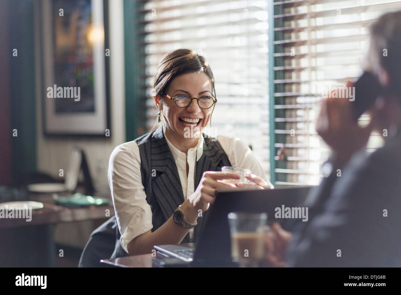 Una donna e uomo in un ufficio presso la loro scrivania a lavorare nel corso del pranzo nuova speranza in Pennsylvania USA Foto Stock