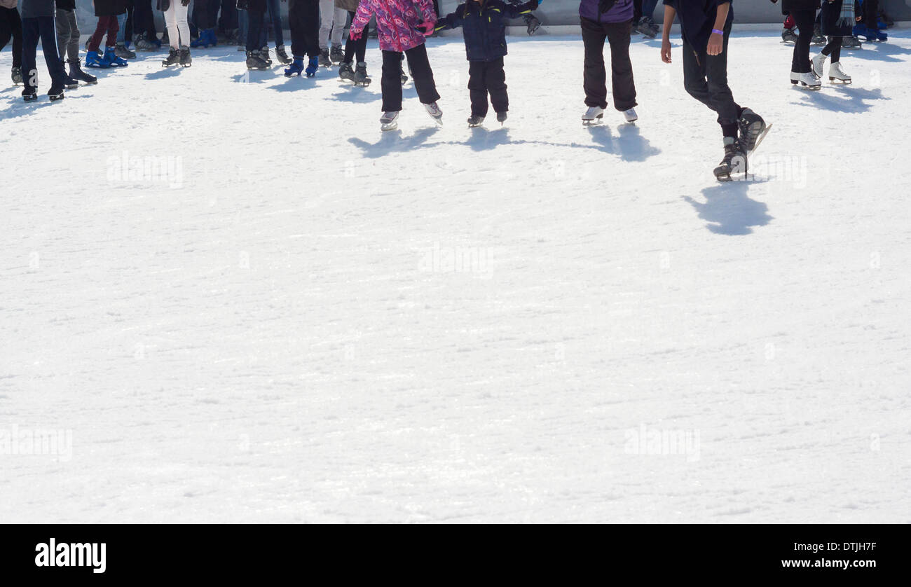 I pattinatori manovrare il pranzo inverno villaggio pista di pattinaggio su ghiaccio al Bryant Park di New York Foto Stock