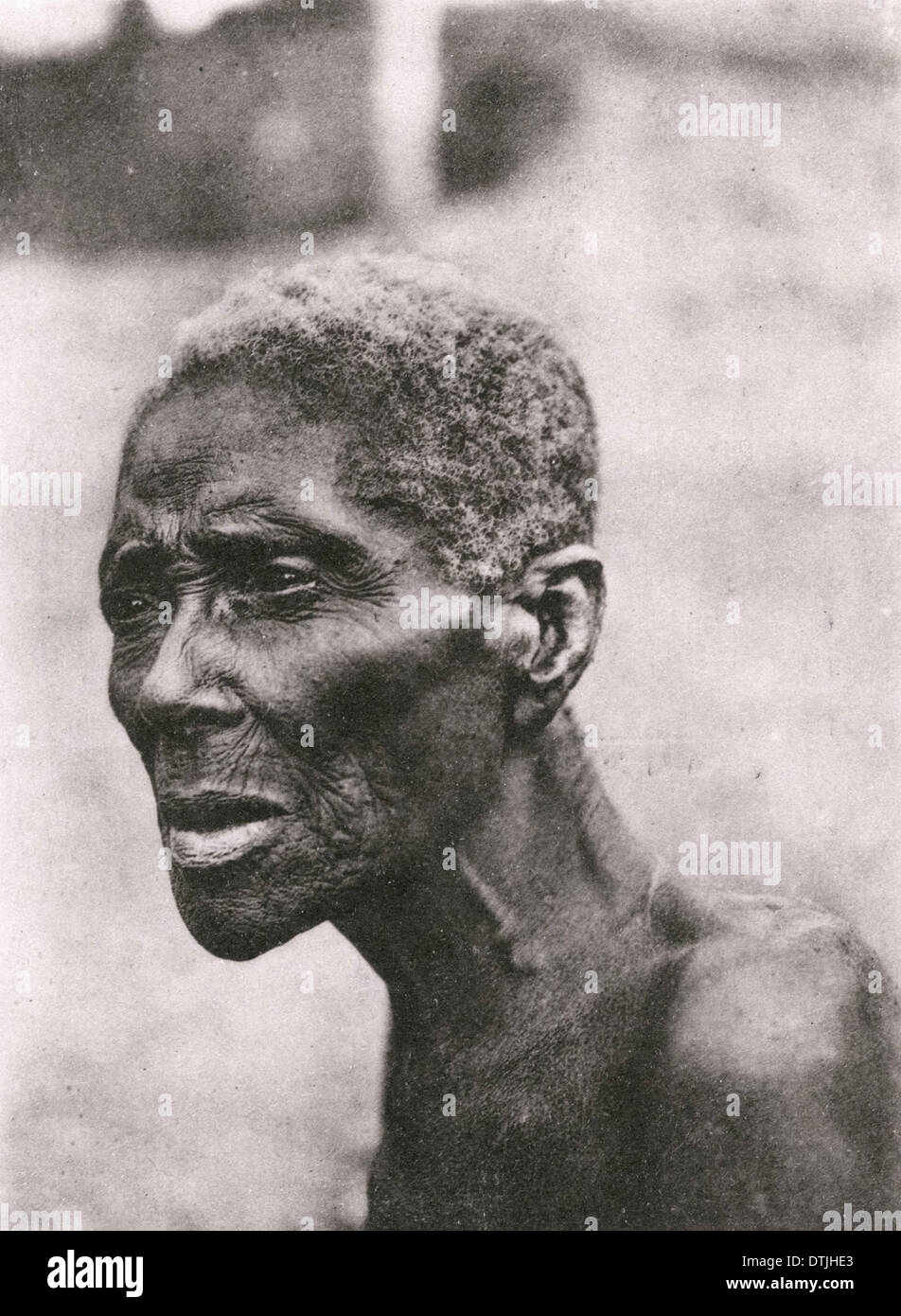 Una fotografia di un anziano ex schiavo in Camerun, catturato durante l'era coloniale. L'immagine riflette l'impatto storico della schiavitù in Africa. Foto Stock