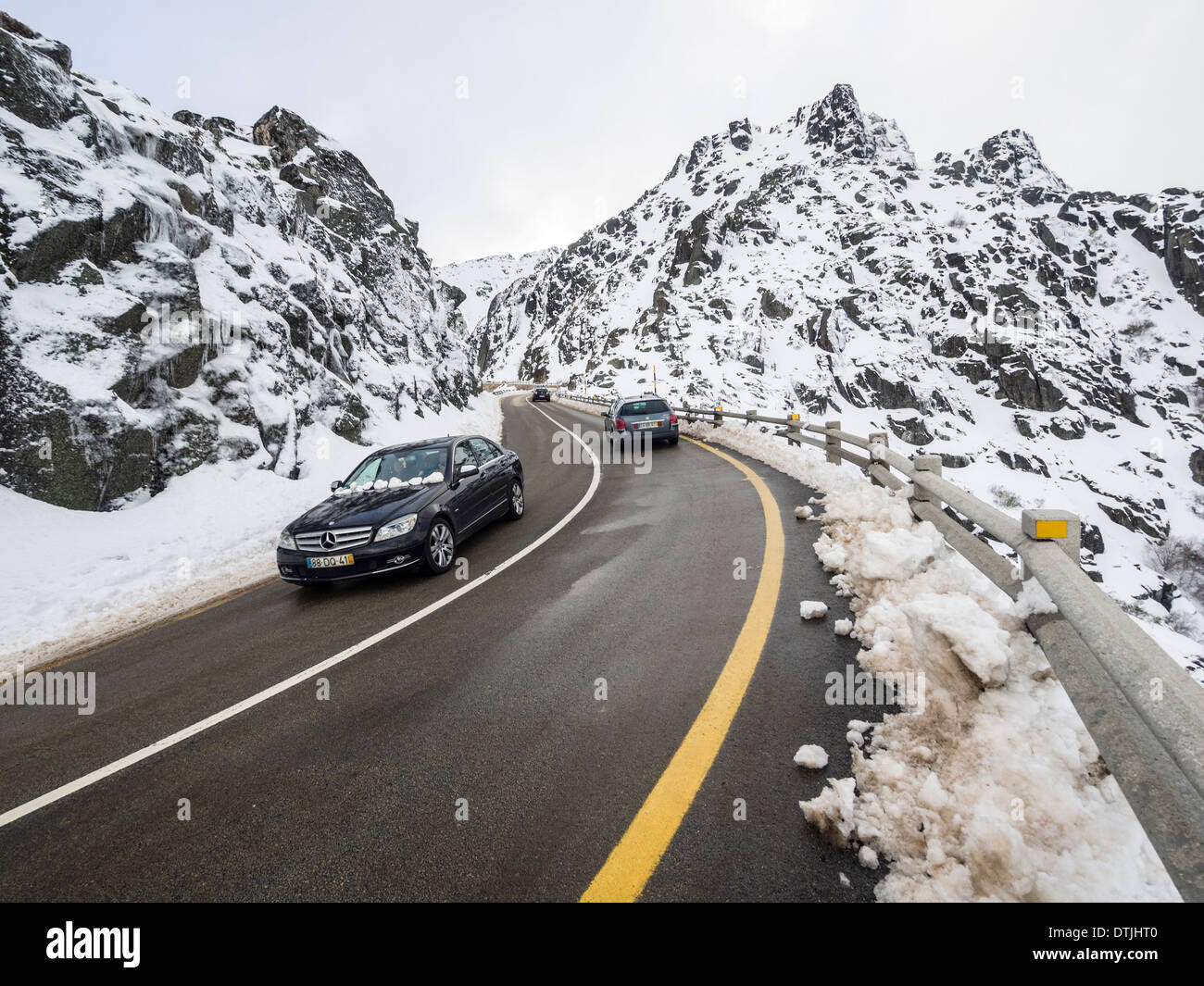 Auto la guida su una strada di montagna Foto Stock