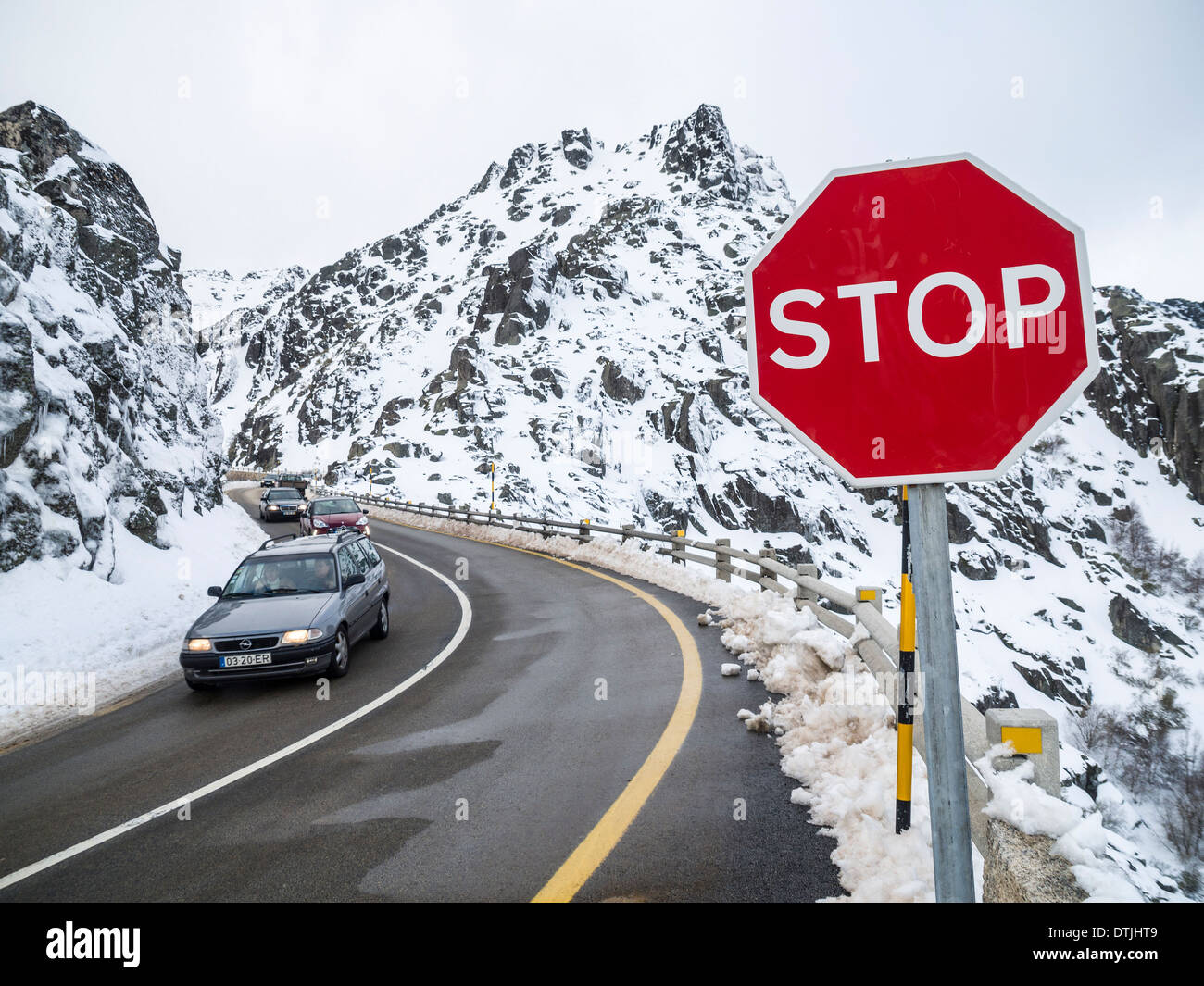 Auto la guida su una strada di montagna Foto Stock