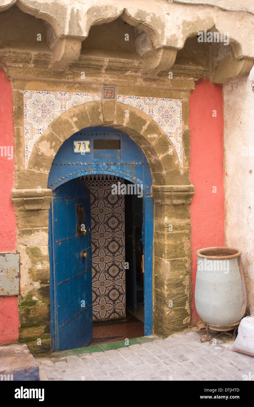 Dipinto e scolpito riad (guesthouse) ingresso, Essaouira, Marocco Foto Stock