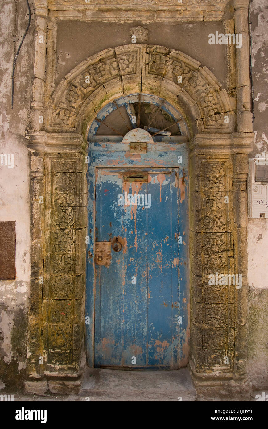 Rundown ma elaborare porta, Essaouira, Marocco Foto Stock