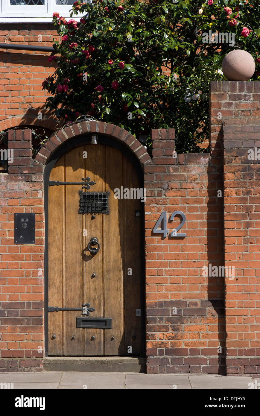 Porta di legno in una casa di mattoni, St John's Wood, Londra NW8, Inghilterra Foto Stock