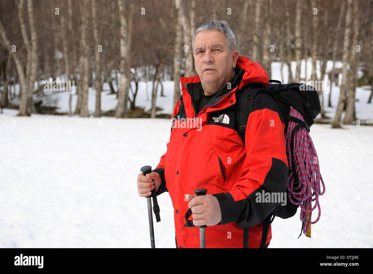 Ritratto di uomo di mezza età escursioni invernali Foto Stock