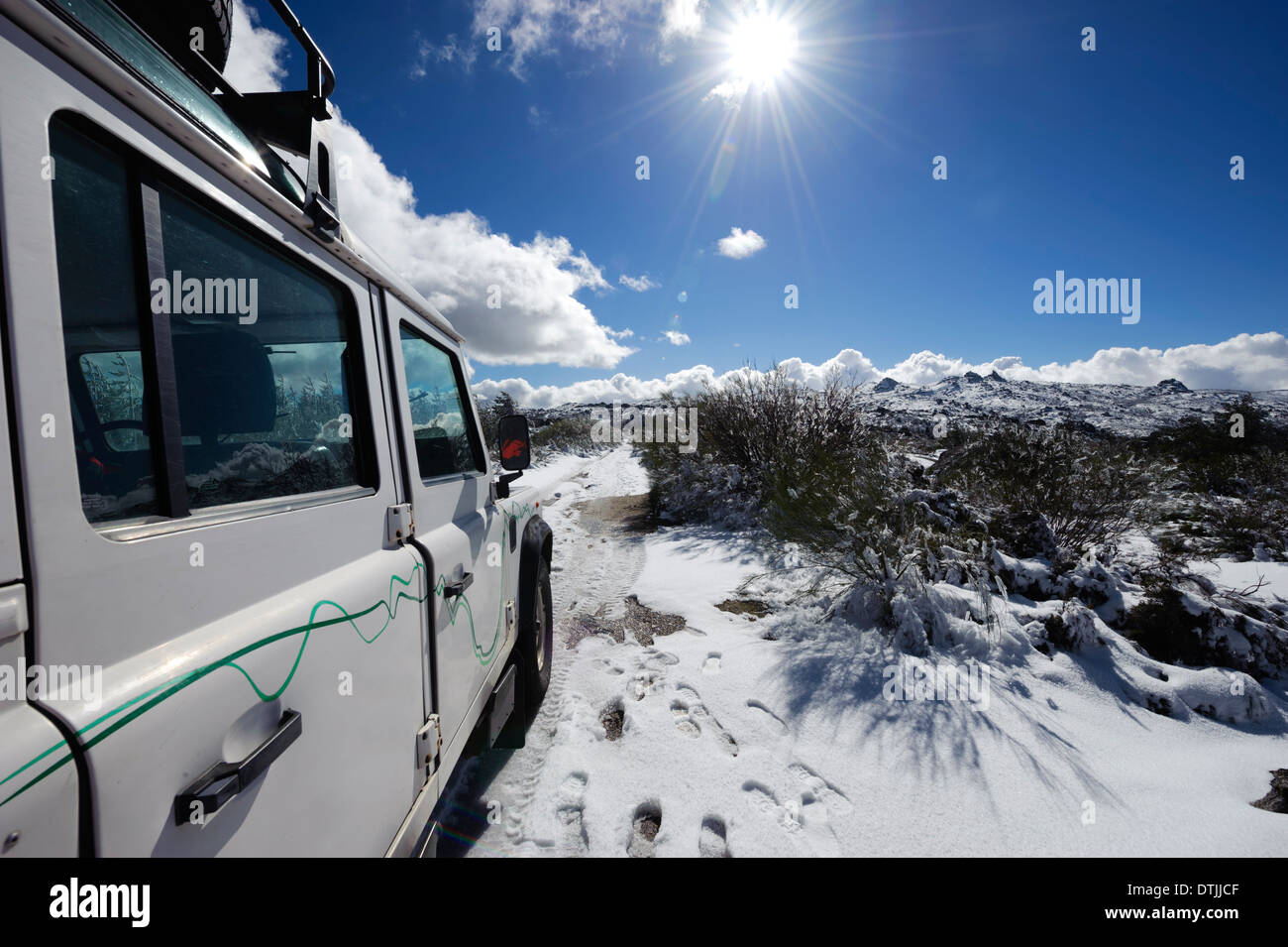 Land Rover Defender 4x4 veicolo sul paesaggio innevato Foto Stock