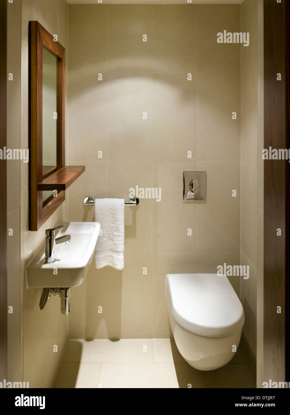 Guardaroba WC all'Hilton Hotel, Liverpool, Merseyside. Foto Stock