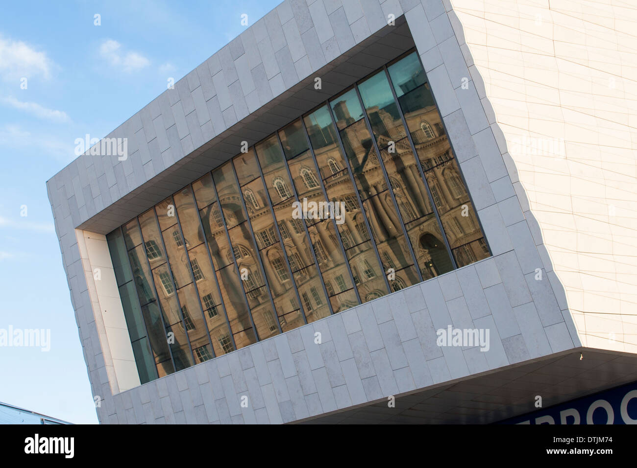 Le riflessioni di architettura antica nella finestra del moderno Museo di Liverpool, Pier Head, Foto Stock