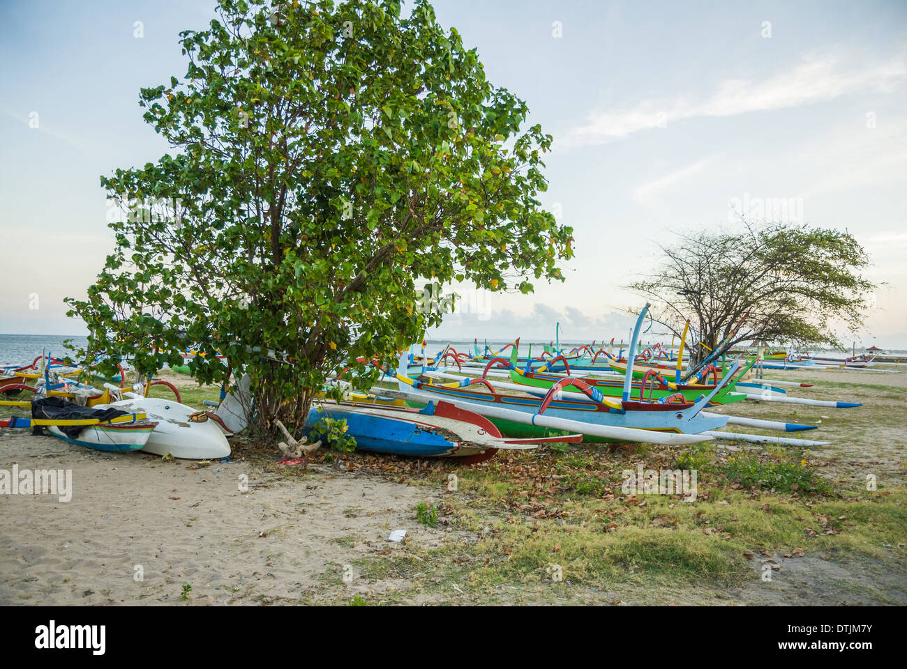 Alberi e barche sulla spiaggia nel tardo pomeriggio con nessuno Sanur Thailandia Foto Stock