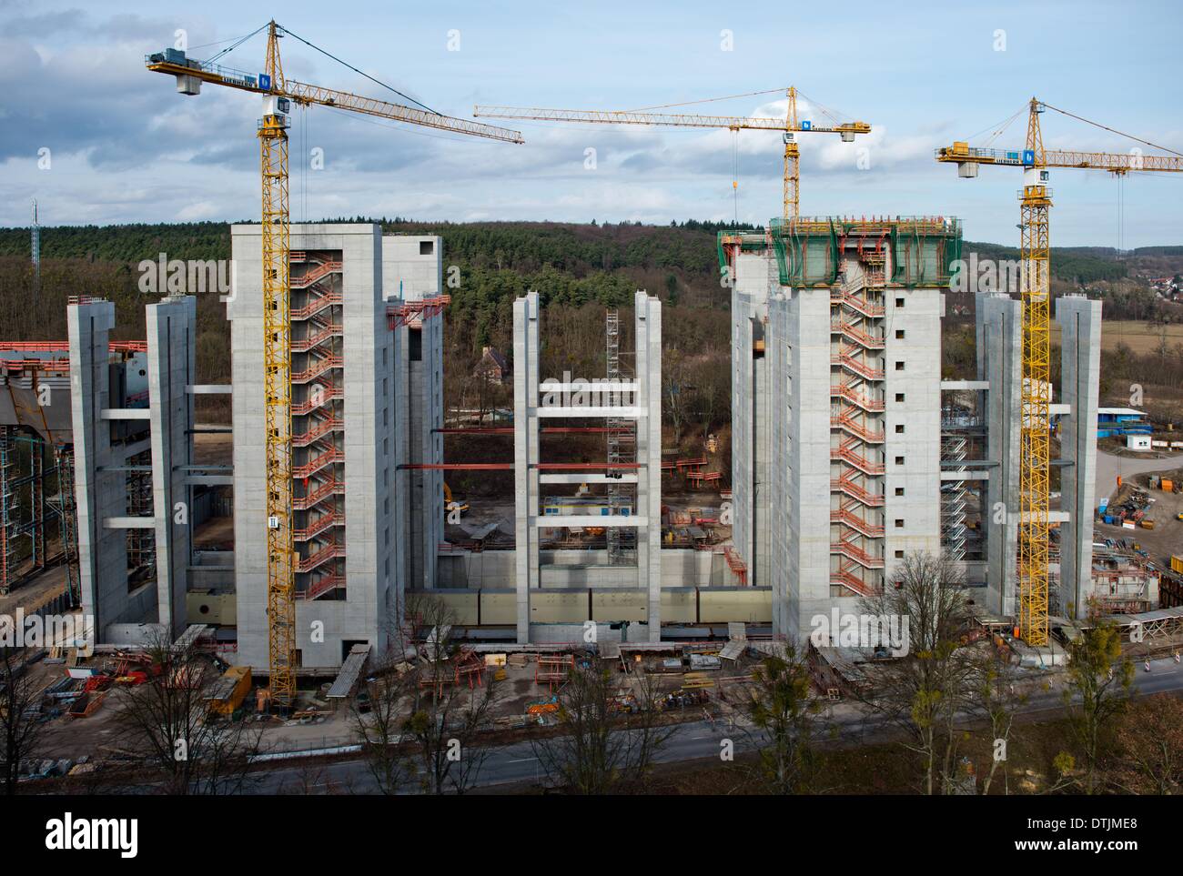 Una cinquantina di metri di alte colonne di cemento stick up fuori della fondazione della costruzione del sito (R) per la nuova nave sollevare accanto al vecchio ascensore in Niederfinow, Germania, 17 febbraio 2014. L'acqua federale e Amministrazione di spedizione è la costruzione di una nuova nave per sollevare la via navigabile europea va come una sostituzione per il vecchio ascensore costruito nel 1934 per un costo di circa 285 milioni di euro. L'ascensore per le navi dovrebbe essere aperto nel 2016. Foto: Patrick Pleul Foto Stock