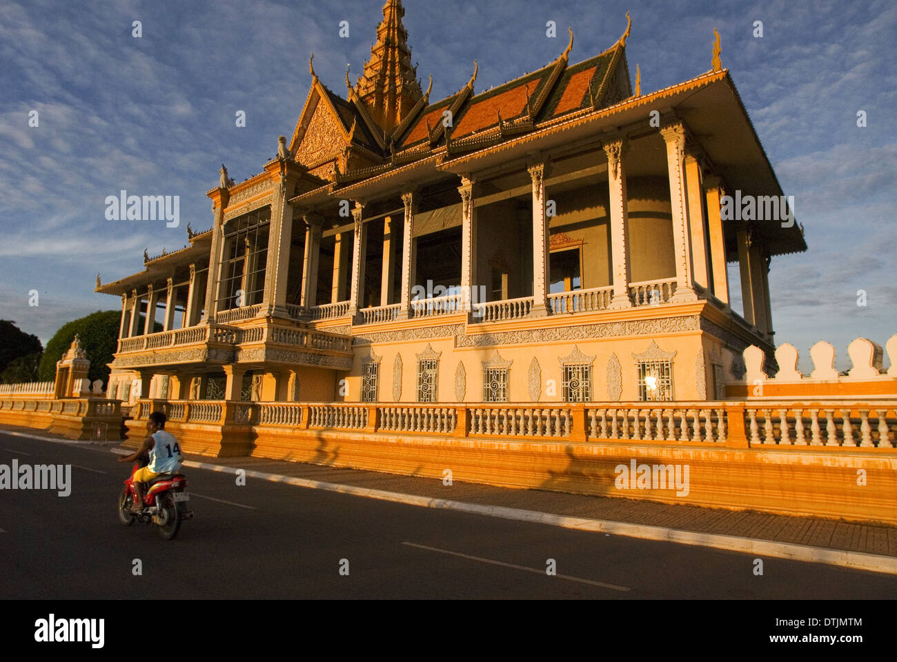 Vista esterna del Palazzo Reale. Phnom Penh. Costruito nel 1866 dal Re Norodom il palazzo reale è ora la casa di Sua Maestà Preah B Foto Stock