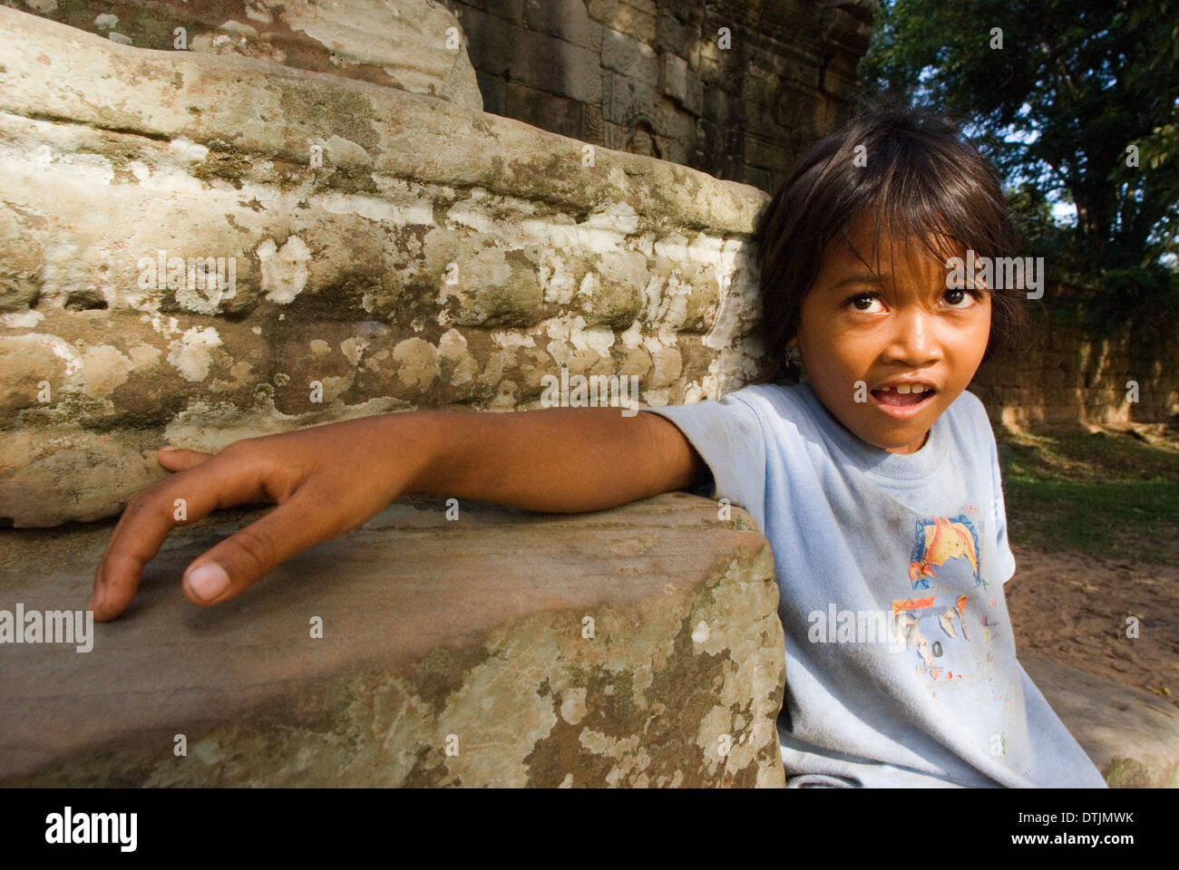 I bambini a giocare all'interno del Preah Khan Temple. Preah Khan, il significato di "acred spada", è un enorme, altamente esplorabili complesso monastico Foto Stock