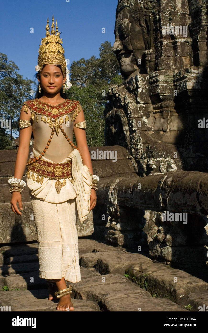 Apsara ballerini a Bayon. Le pareti dei templi sono abbelliti con oltre 1.700 i rilievi con la Apsaras; celestiale che Foto Stock