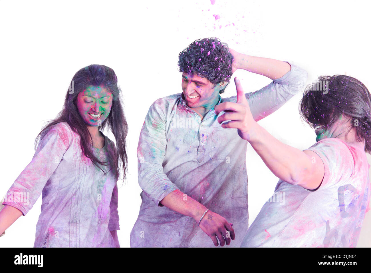 Amici giocando holi e ballo Foto Stock