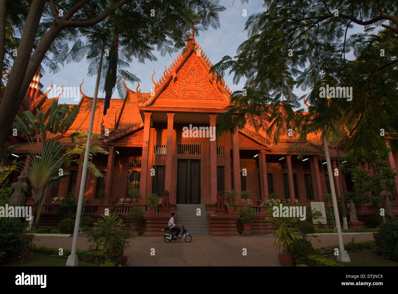 Esterno del Museo Nazionale. Phnom Penh. Il museo nazionale ha una buona collezione di sculture Khmer risalenti al pre-A Foto Stock