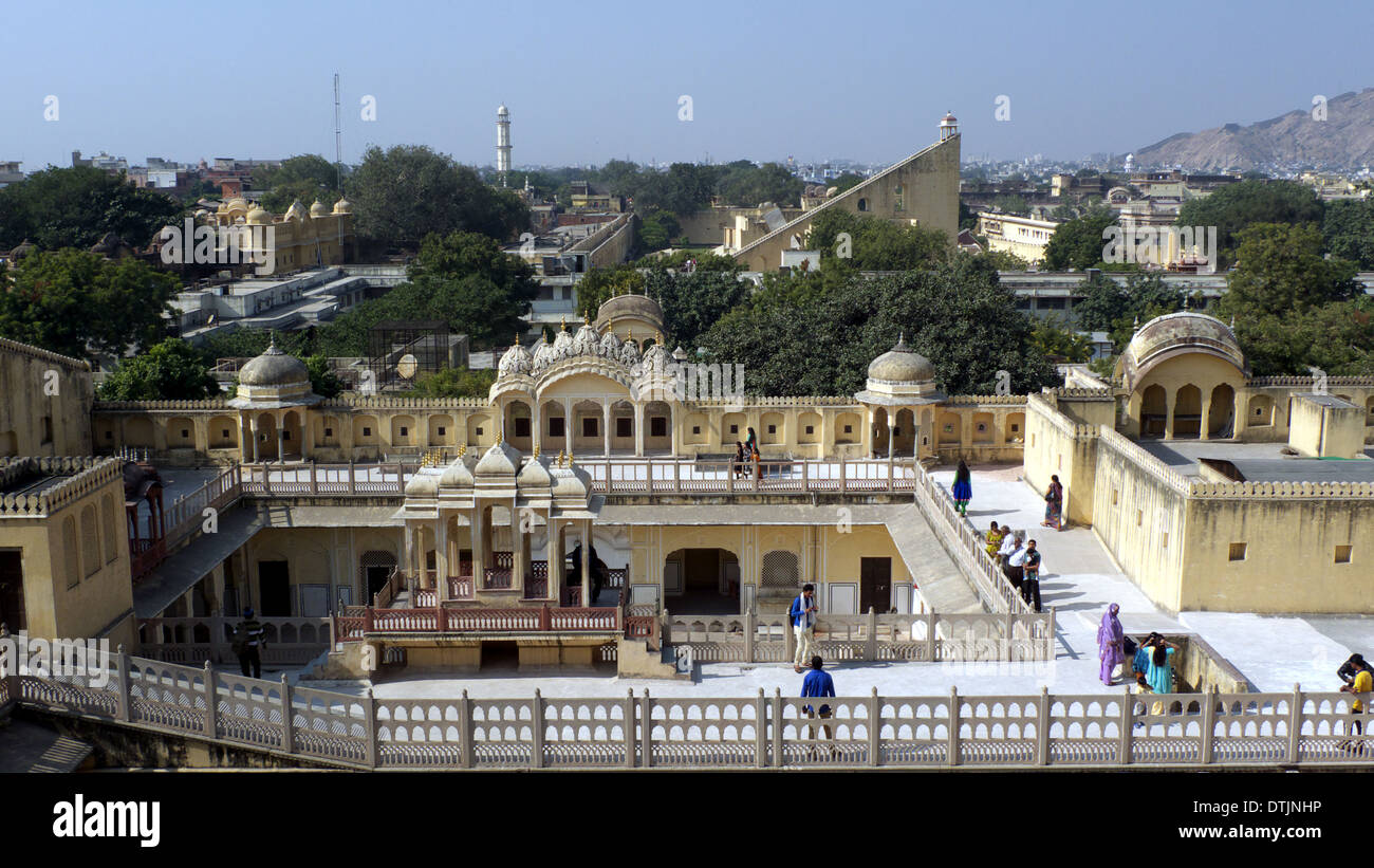 Vista di Jantar Mantar dal tetto del palazzo dei venti, Jaipur, Rajasthan, India Foto Stock