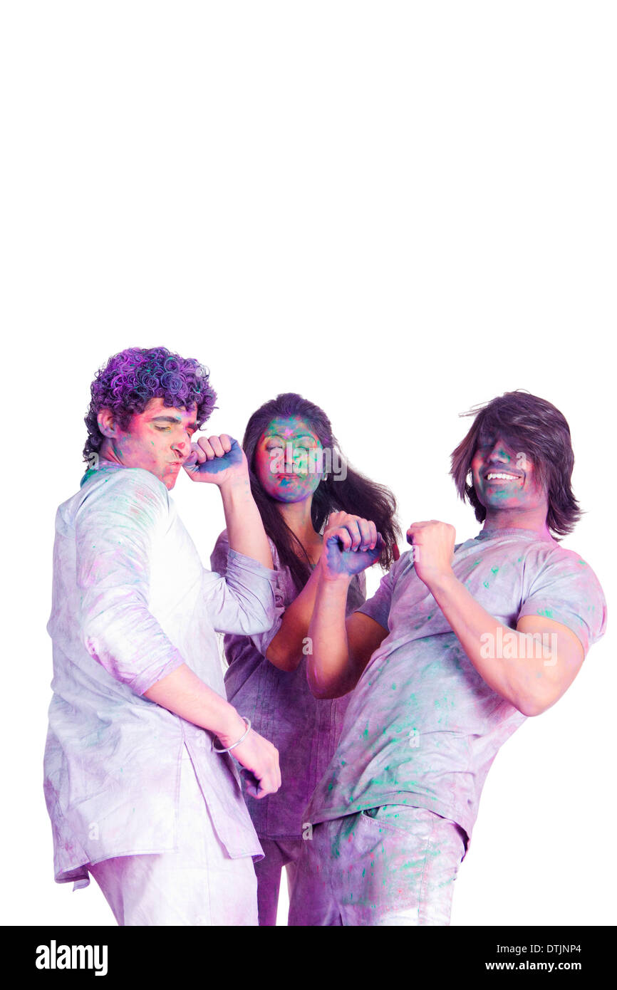 Amici giocando holi e ballo Foto Stock