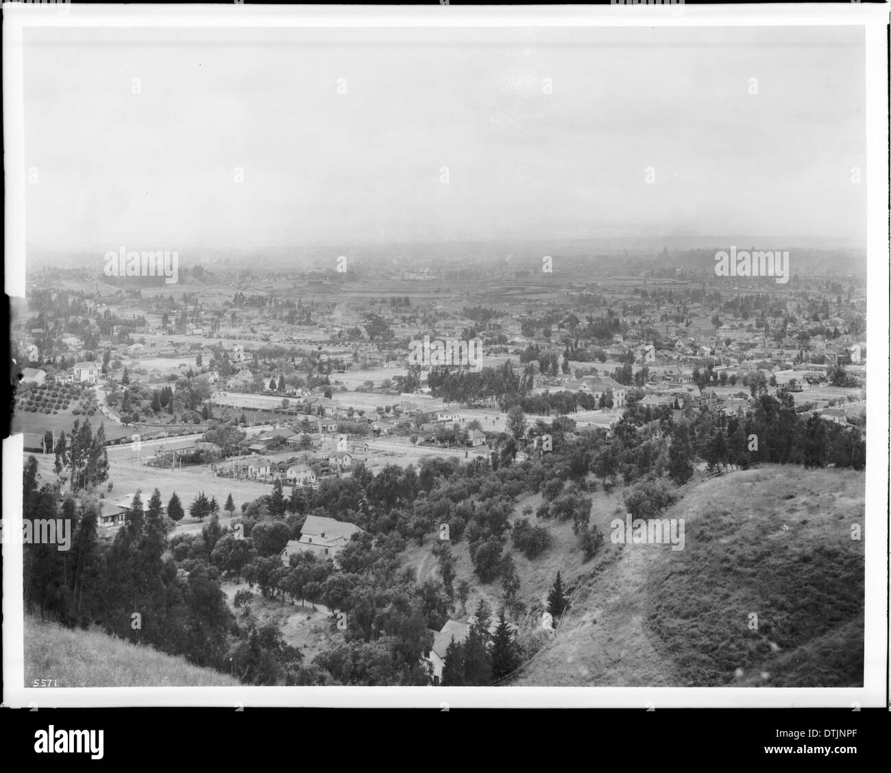 Una vista panoramica che mostra East Los Angeles e Lincoln Heights, guardando verso sud-ovest, catturata intorno al 1910. Il paesaggio urbano presenta uno sviluppo urbano dei primi anni del XX secolo. Foto Stock