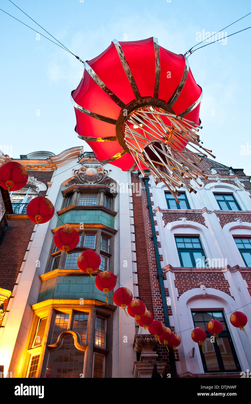 Anno Nuovo Cinese decorazioni in Wardour Street, Chinatown, Soho, Londra, WC2, Regno Unito Foto Stock
